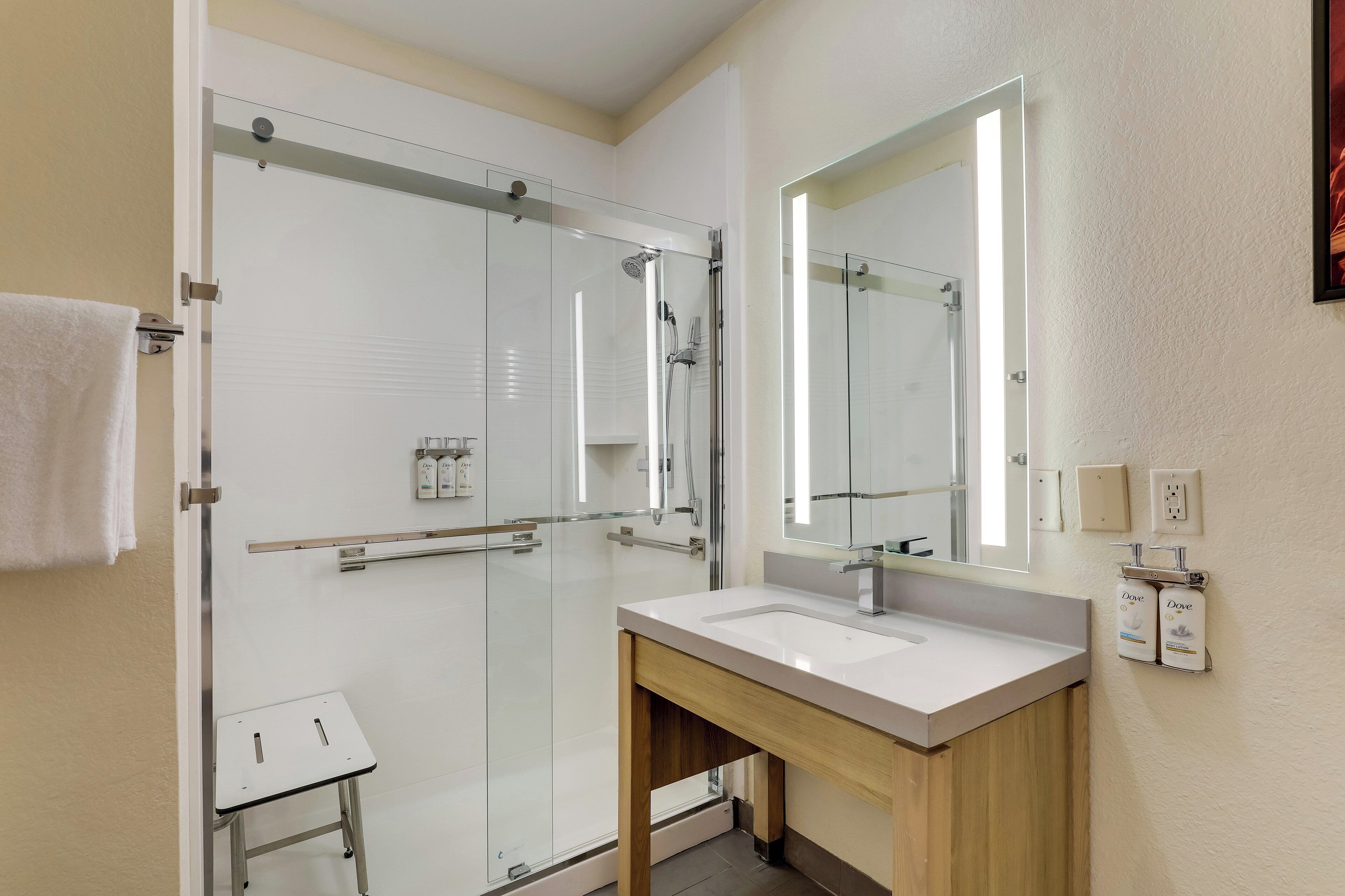 combined shower/bathtub, free toiletries, hair dryer, towels