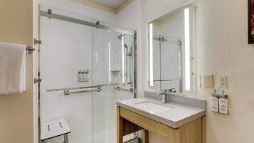 Een bad/douchecombinatie, gratis toiletartikelen, een haardroger