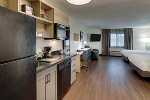 Schreibtisch, Verdunkelungsvorhänge, Bügeleisen/Bügelbrett