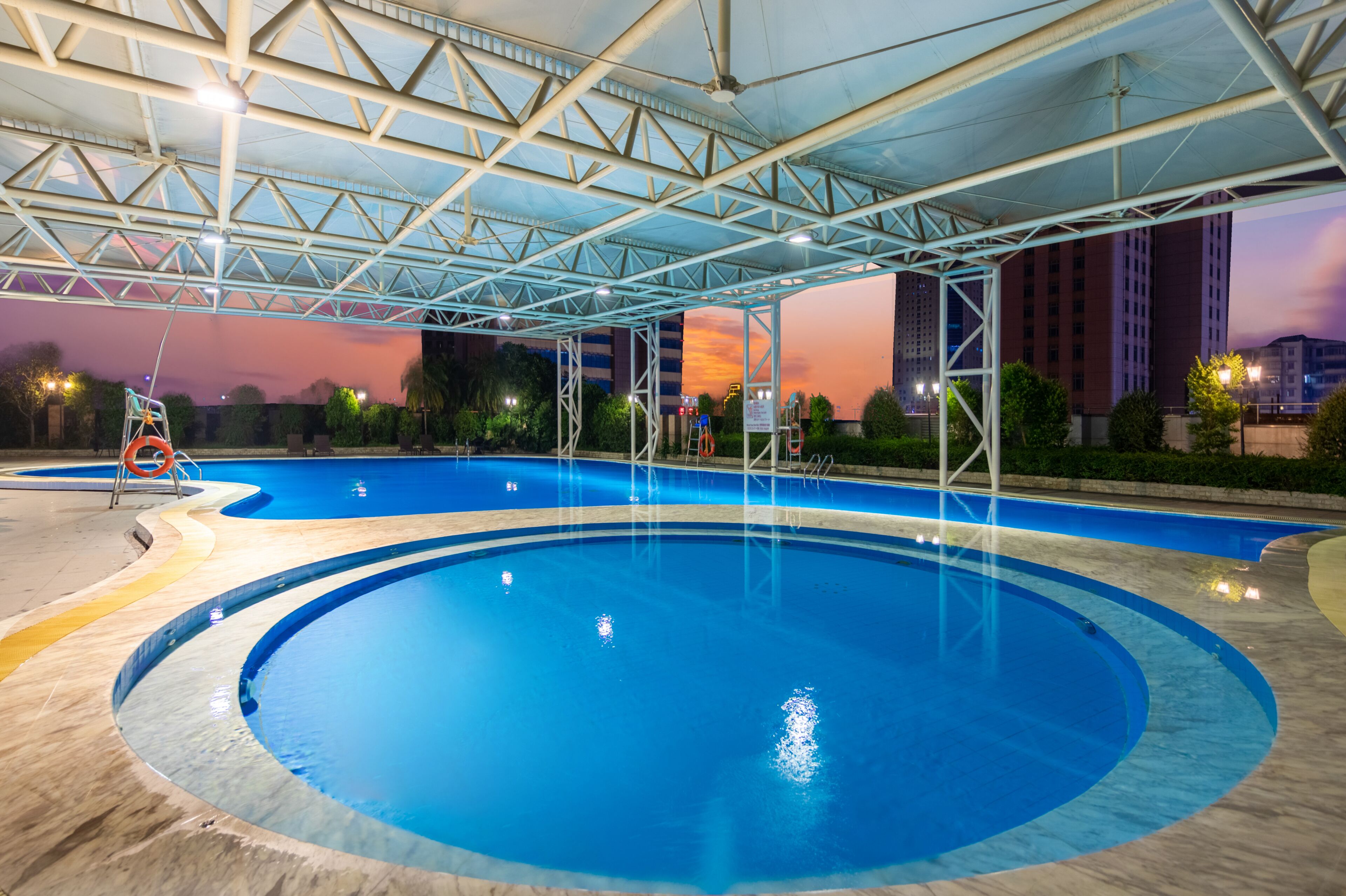 Una gran piscina coberta a l'interior, amb un quiosc per als socorristes.
