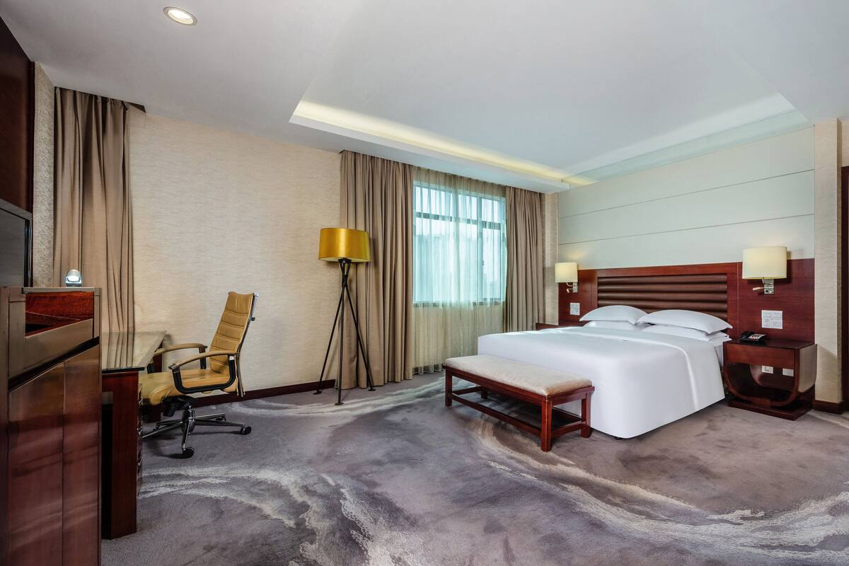 Bộ đồ giường cao cấp, nệm có lớp đệm bông, minibar 
