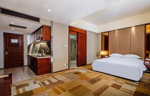 Premium Room, 1 King Bed | Premium bedding, pillowtop beds, minibar, in-room safe - Crowne Plaza Foshan by IHG (Foshan)