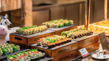 Presentación de sushi con diversos tipos de sushi sobre bandejas de madera que dicen 'ORIGINALS'.