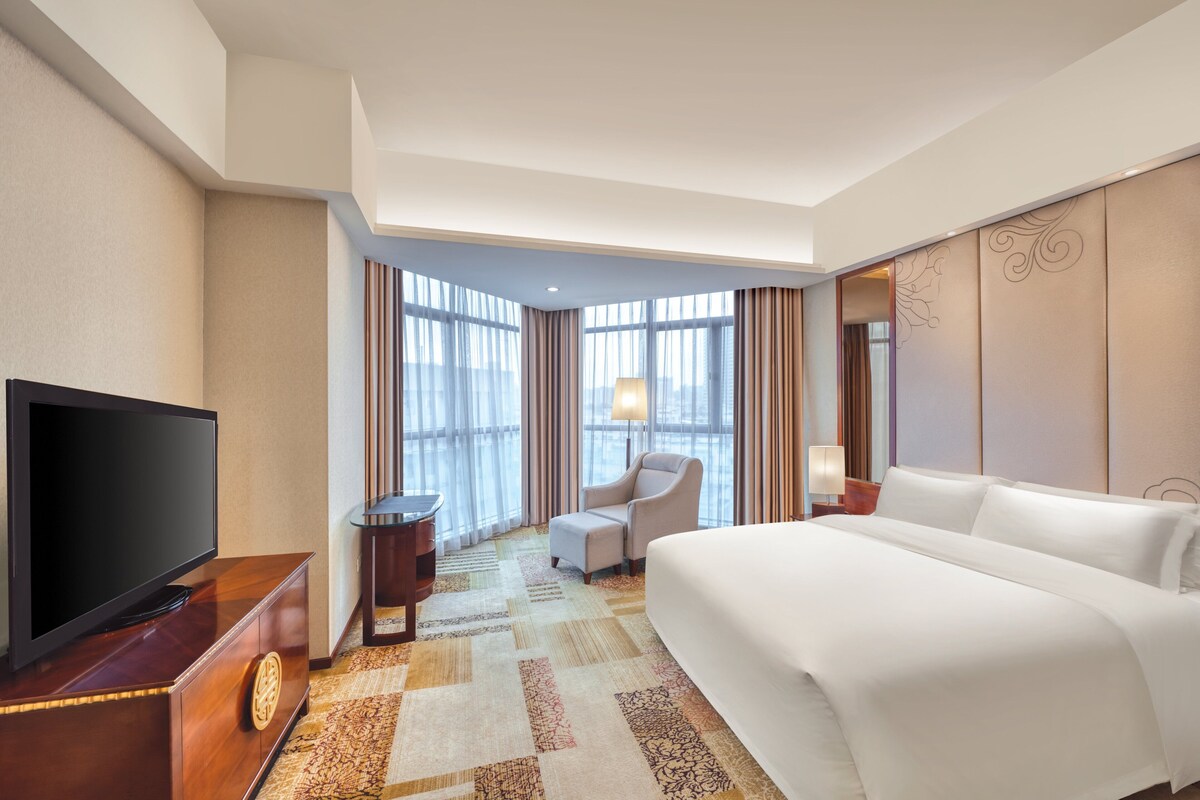 Premium bedding, pillowtop beds, minibar, in-room safe
