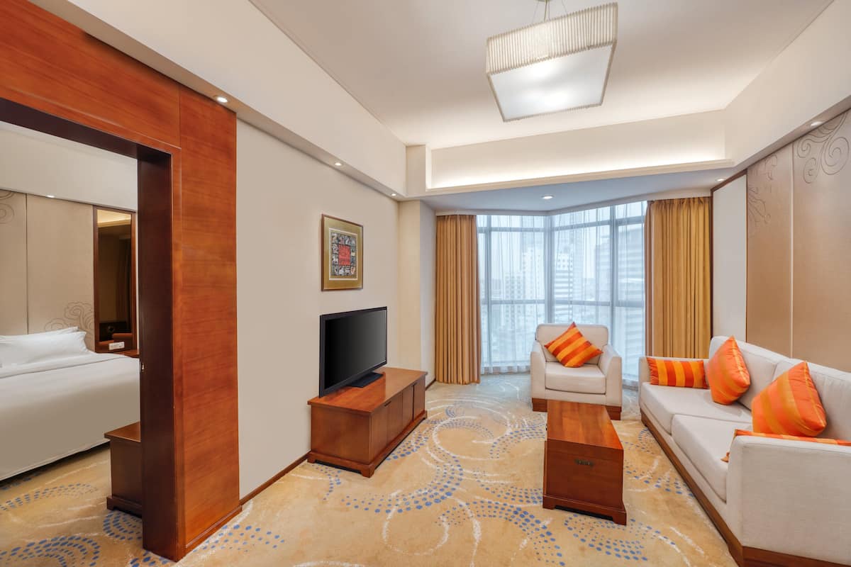 Phòng Suite, 1 phòng ngủ, quyền sử dụng Club Lounge | Bộ đồ giường cao cấp, nệm có lớp đệm bông, minibar 