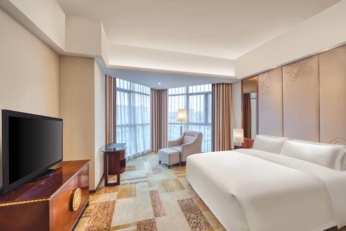 Bộ đồ giường cao cấp, nệm có lớp đệm bông, minibar 