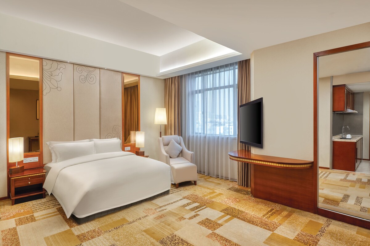 Premium bedding, pillowtop beds, minibar, in-room safe