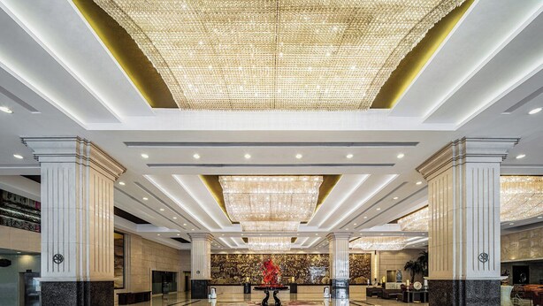 A spacious lobby with high ceilings, large chandeliers, and marble flooring. - Crowne Plaza Foshan by IHG (Foshan)