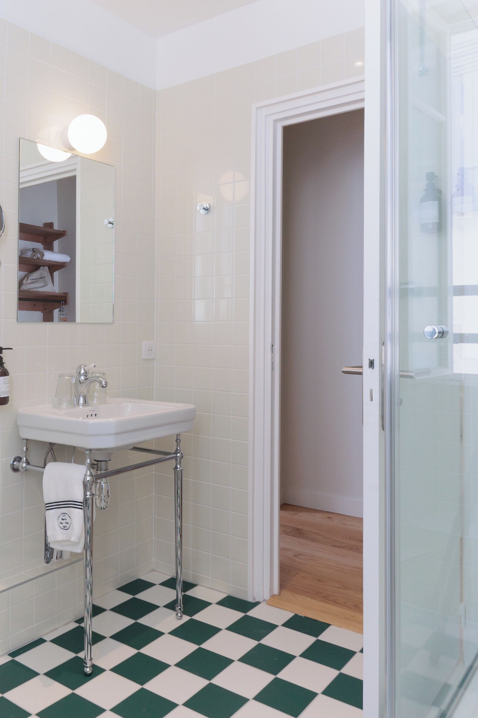 chambre familiale la maison | bathroom | designer toiletries, hair dryer, towels, shampoo