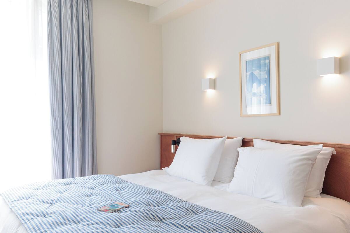 chambre supérieure la maison | egyptian cotton sheets, premium bedding, in-room safe, desk