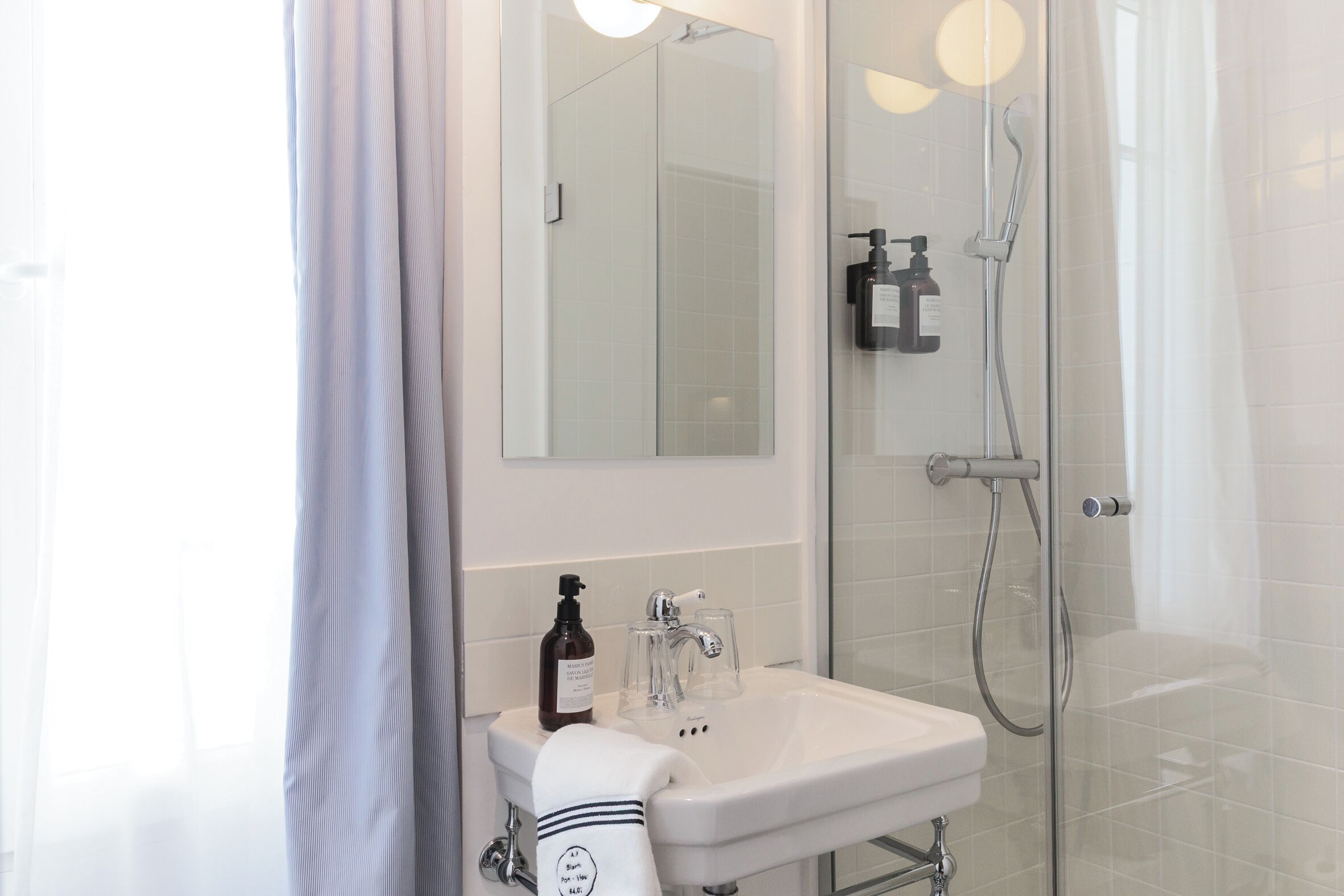 chambre simple la maison | bathroom | designer toiletries, hair dryer, towels, shampoo
