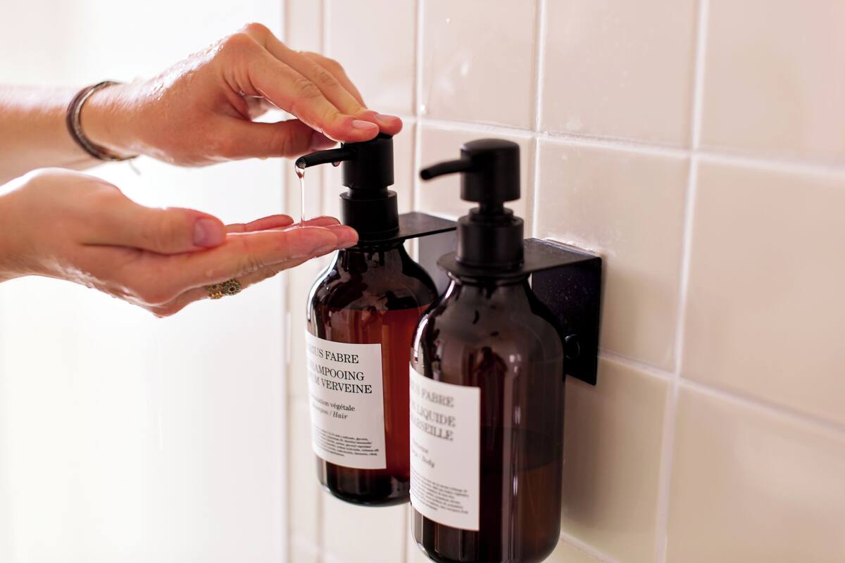 chambre familiale la maison | bathroom | designer toiletries, hair dryer, towels, shampoo