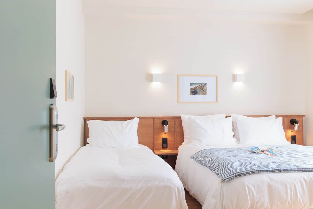 Chambre familiale La Maison | Egyptian cotton sheets, premium bedding, in-room safe, desk