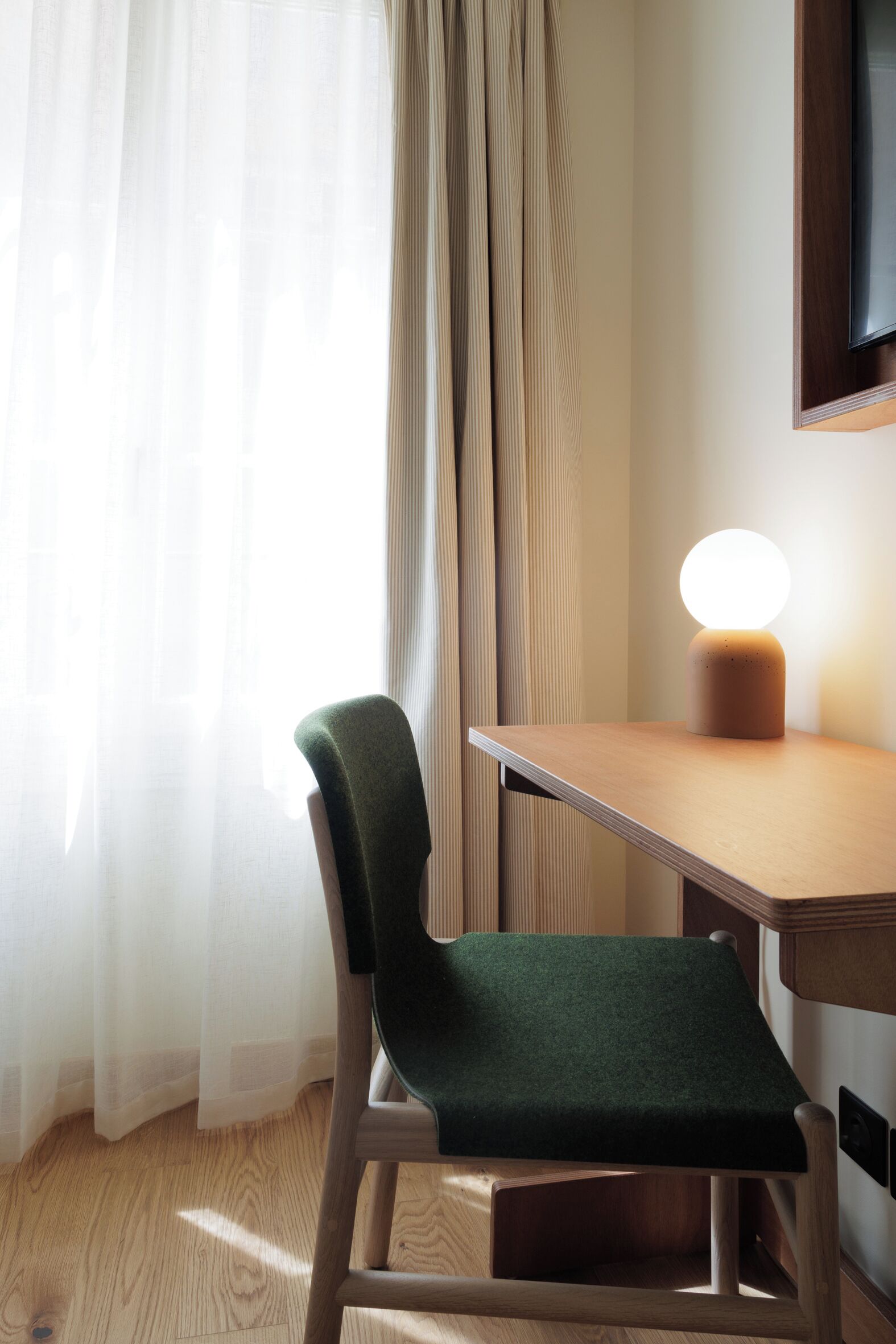 egyptian cotton sheets, premium bedding, in-room safe, desk