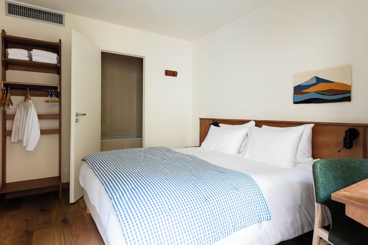 Superior Room, Courtyard View | Egyptian cotton sheets, premium bedding, in-room safe, desk