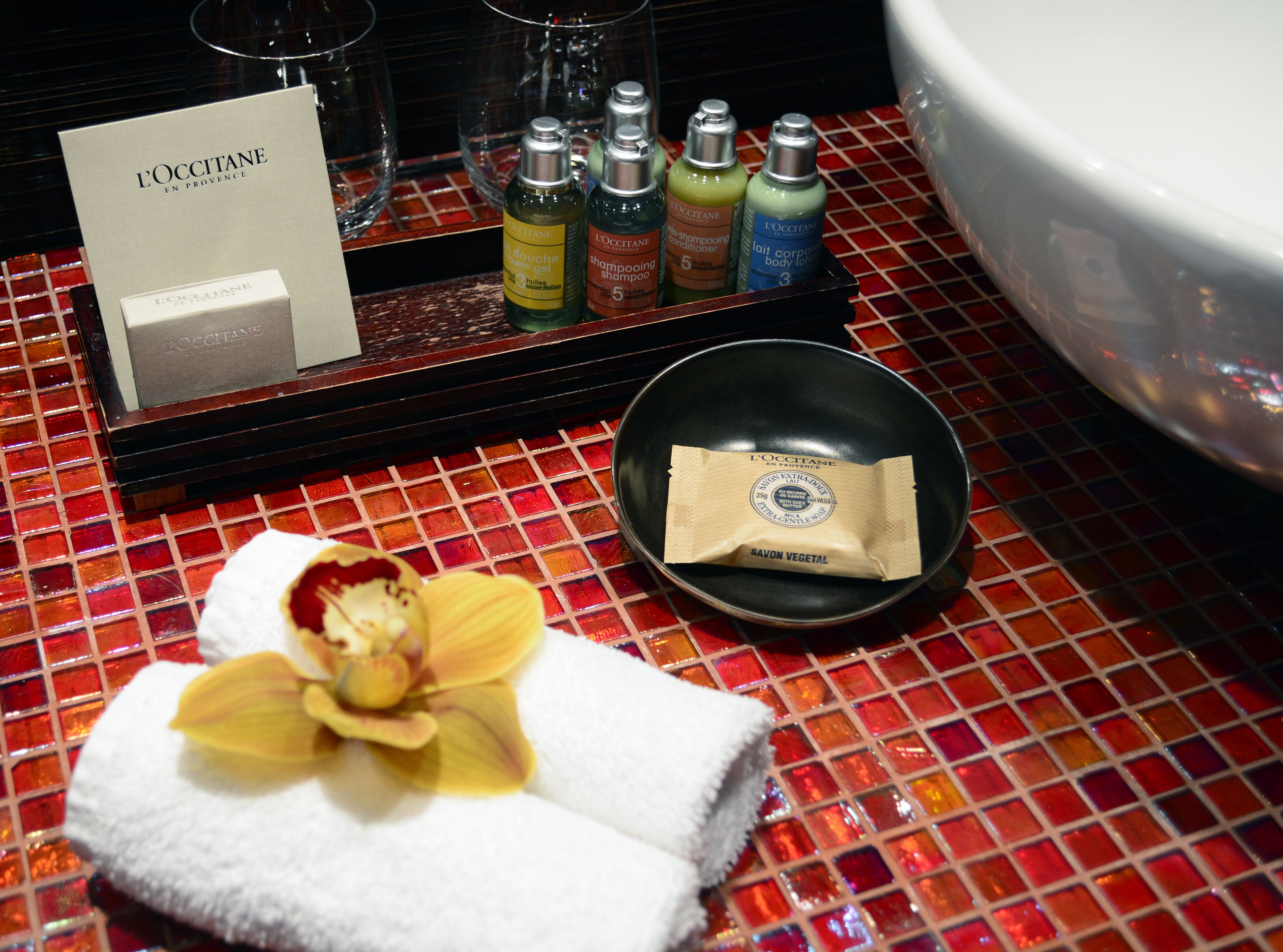 separate bathtub and shower, deep-soaking bathtub, rainfall showerhead