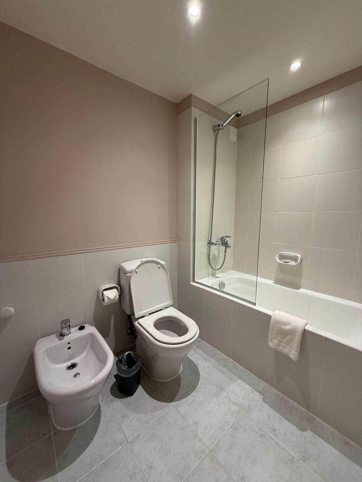 combined shower/bathtub, deep-soaking bathtub, free toiletries