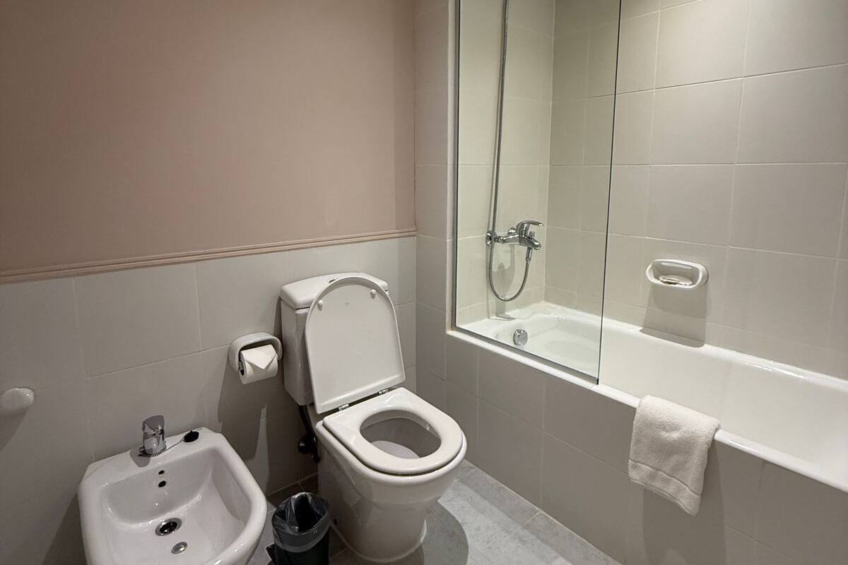 combined shower/bathtub, deep-soaking bathtub, free toiletries