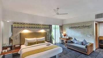 Hotel Unit (Superior Room) | Minibar, in-room safe, desk, soundproofing