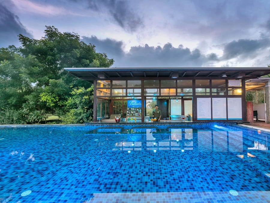 Bar junto a la piscina