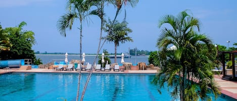 Piscine extérieure, parasols de plage