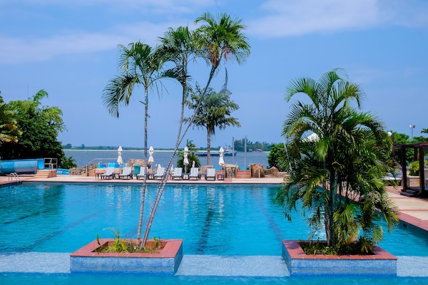 Una piscina al aire libre, sombrillas