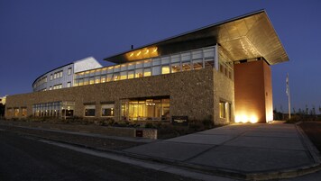 住宿正面 - 傍晚/夜晚