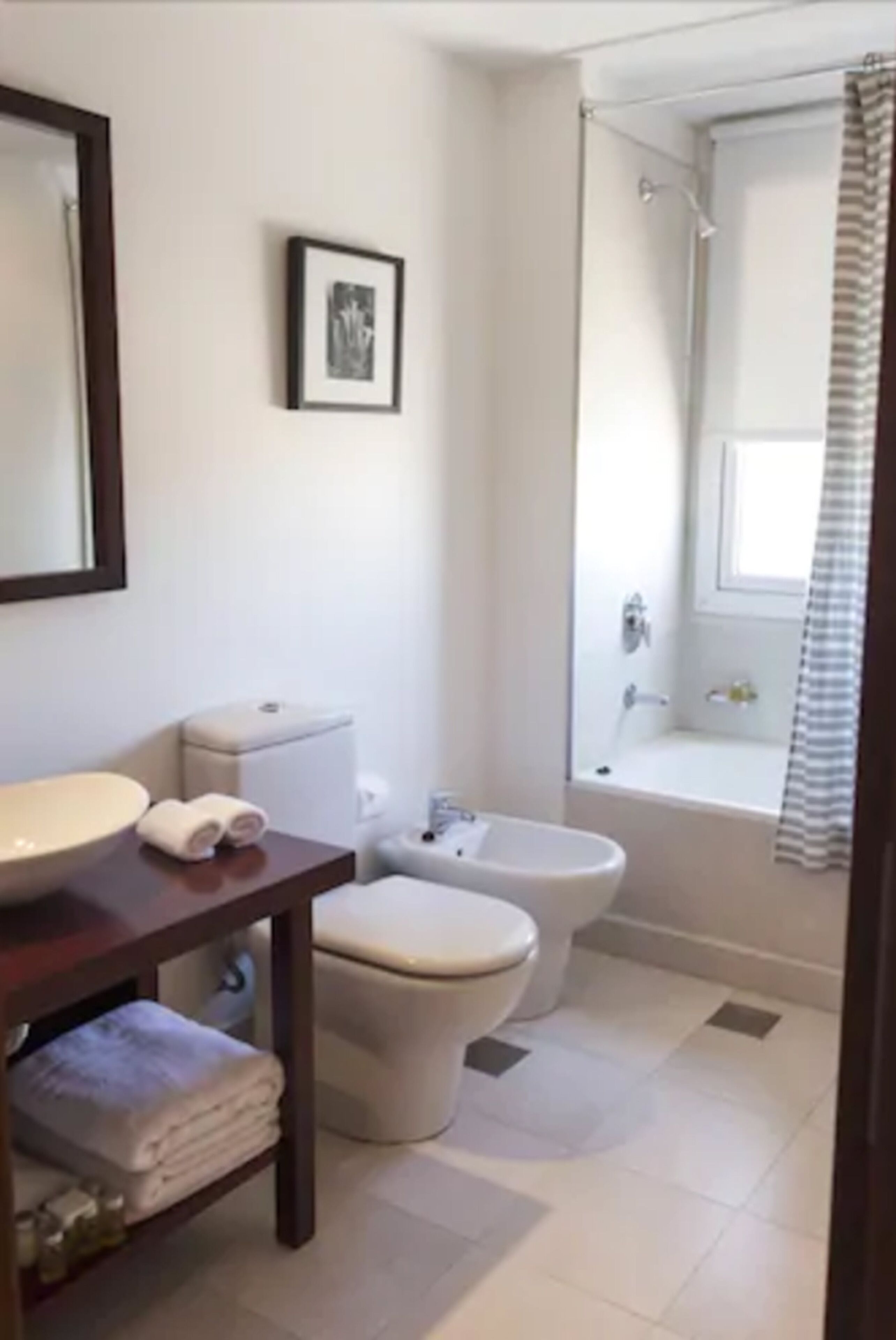 family room, 1 bedroom | bathroom | combined shower/bathtub, free toiletries, hair dryer, towels