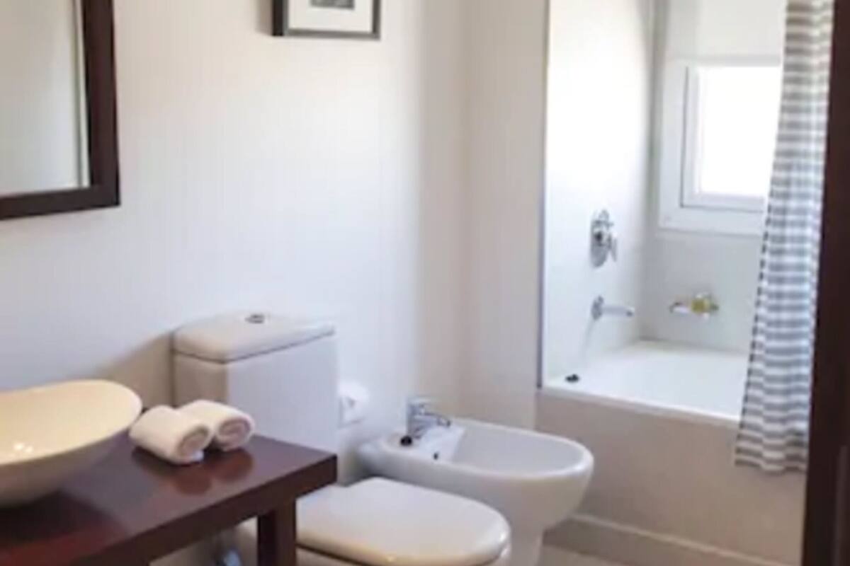 family room, 1 bedroom | bathroom | combined shower/bathtub, free toiletries, hair dryer, towels