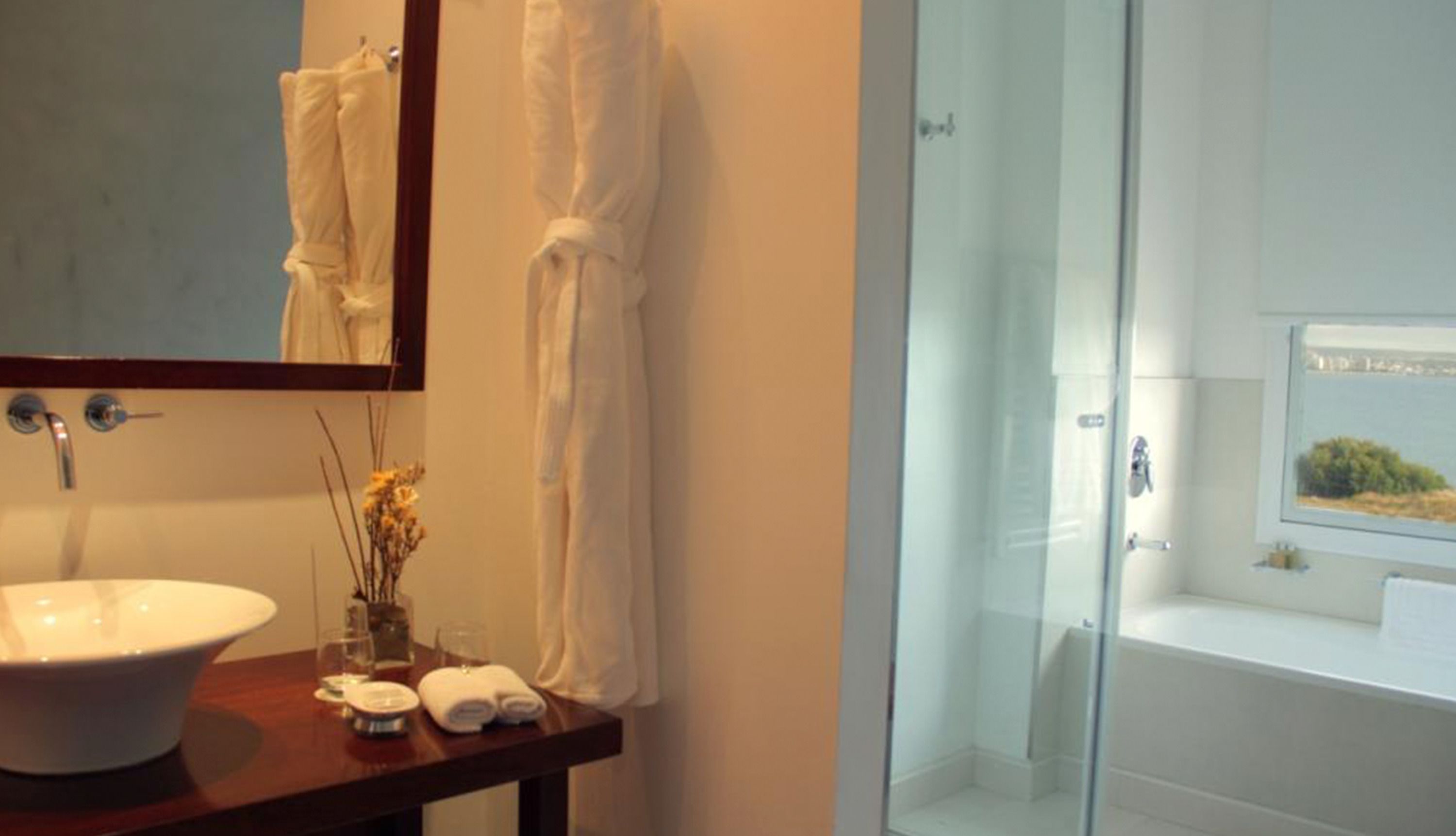 junior suite, 1 king bed, sea view | bathroom | combined shower/bathtub, free toiletries, hair dryer, towels