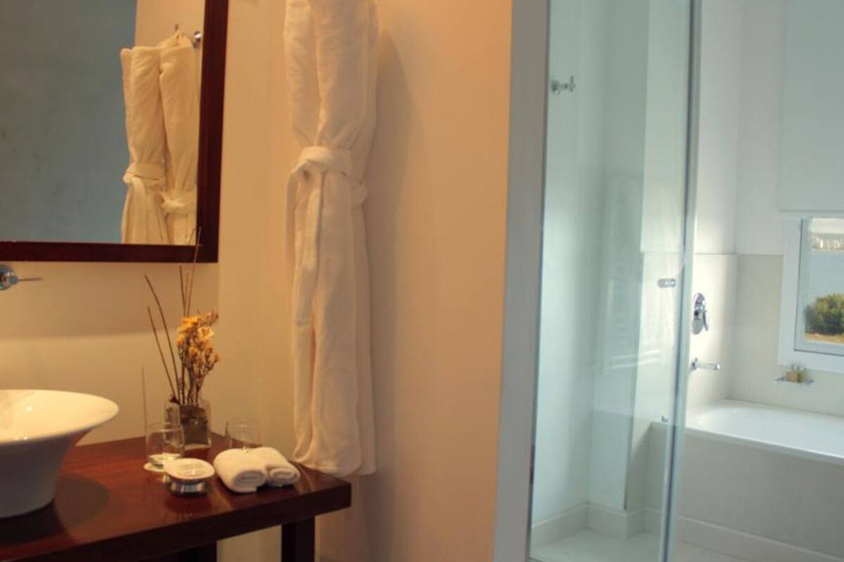junior suite, 1 king bed, sea view | bathroom | combined shower/bathtub, free toiletries, hair dryer, towels