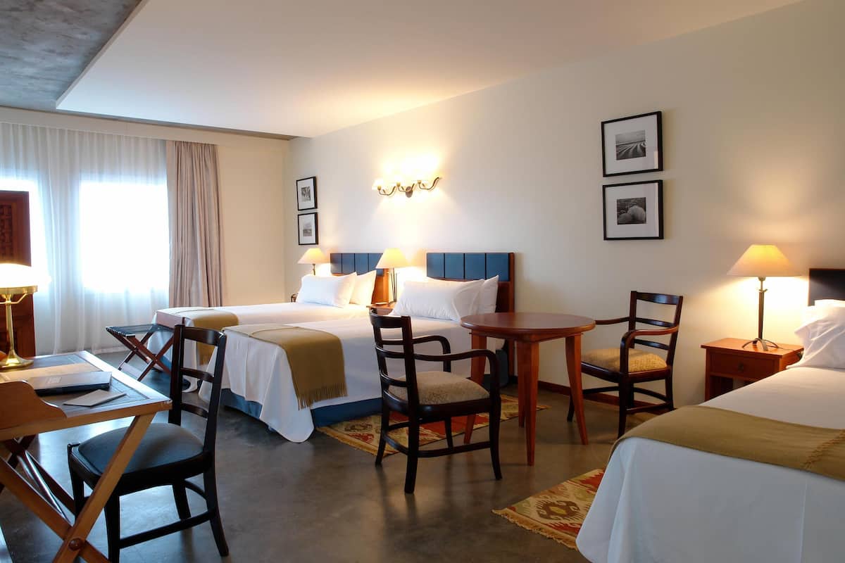 1 chambre, minibar, coffres-forts dans les chambres, bureau