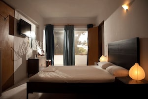 Suite superior, balcón | Tabla de planchar con plancha, cunas gratuitas, wifi gratis