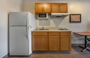 Refrigerador con freezer, microondas, placa de cocina, freezer
