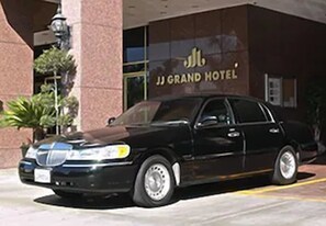 Free self-parking, free valet parking - J J Grand Hotel (Los Angeles)