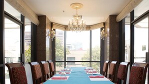 2 restaurants; breakfast, lunch and dinner served  - J J Grand Hotel (Los Angeles)