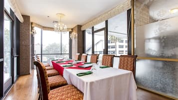 2 restaurants, breakfast, lunch, dinner served; sushi