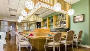 2 restaurants; breakfast, lunch and dinner served  - J J Grand Hotel (Los Angeles)
