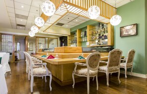 2 restaurants, breakfast, lunch, dinner served; sushi - J J Grand Hotel (Los Angeles)