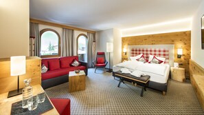 Junior Quadruple Room | Hypo-allergenic bedding, minibar, in-room safe, individually decorated - das Alois (Tux)