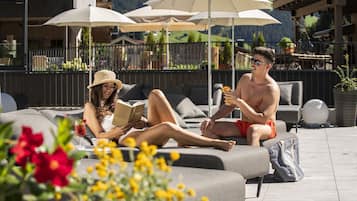 Indendørs pool, udendørs pool, parasoller, liggestole