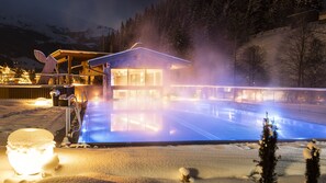 Piscina interna, piscina externa, funciona das 7h às 19h, guarda-sóis