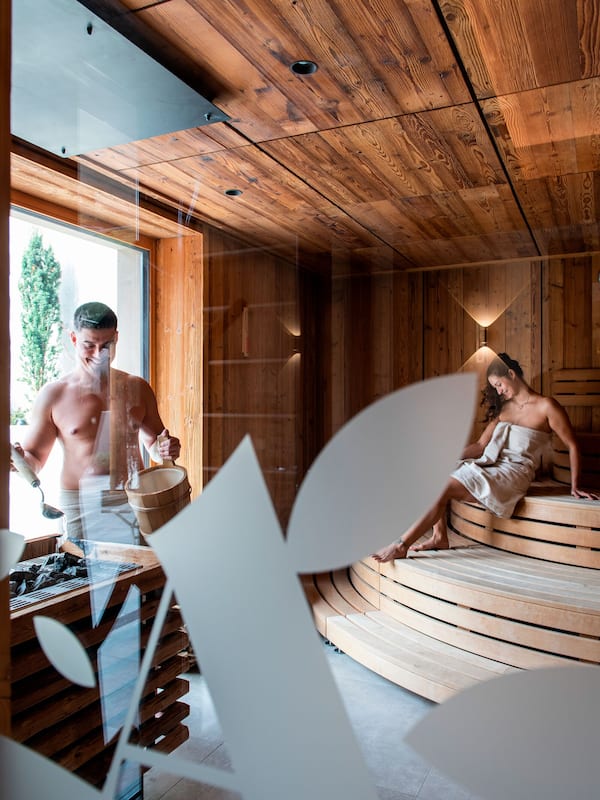 Sauna, steam room, Turkish bath/hammam, body treatments, aromatherapy