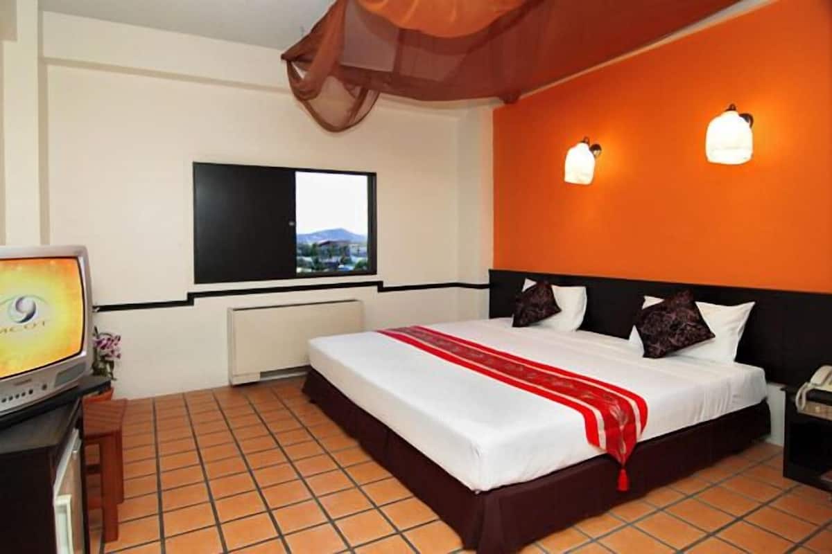 Superior Room | Minibar, in-room safe, desk, blackout drapes