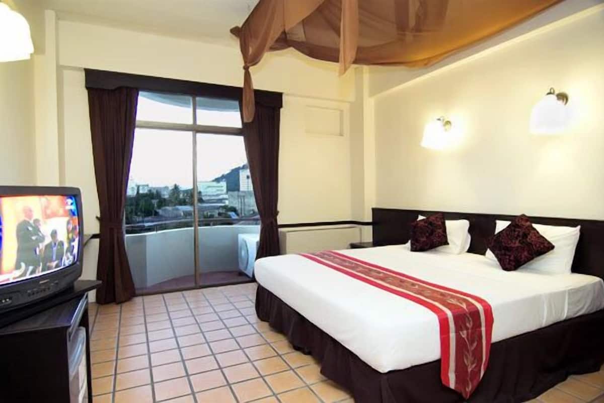 Deluxe Room | Minibar, in-room safe, desk, blackout drapes