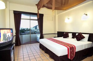 Habitación Deluxe | Minibar, caja de seguridad en la habitación y escritorio