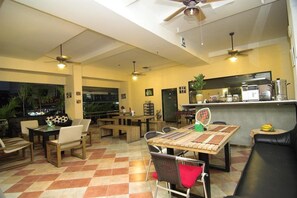 Melayani sarapan, makan siang, dan makan malam