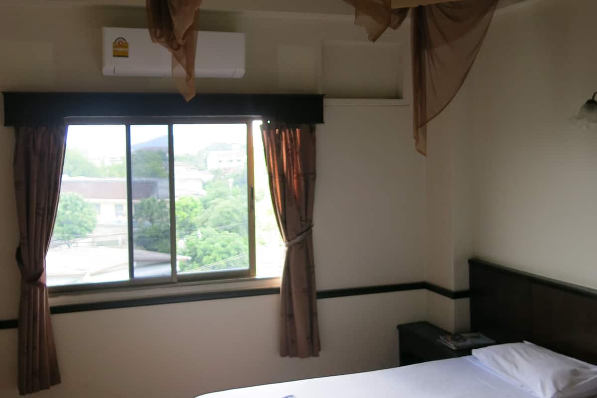 Standard Room | Minibar, in-room safe, desk, blackout drapes