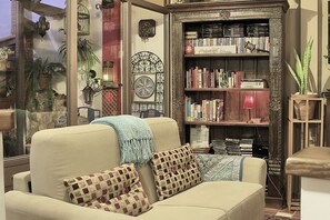 Economy loft, patio (Alhambra View) | Woonkamer