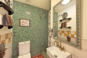 Gratis toiletartikelen, een haardroger, handdoeken